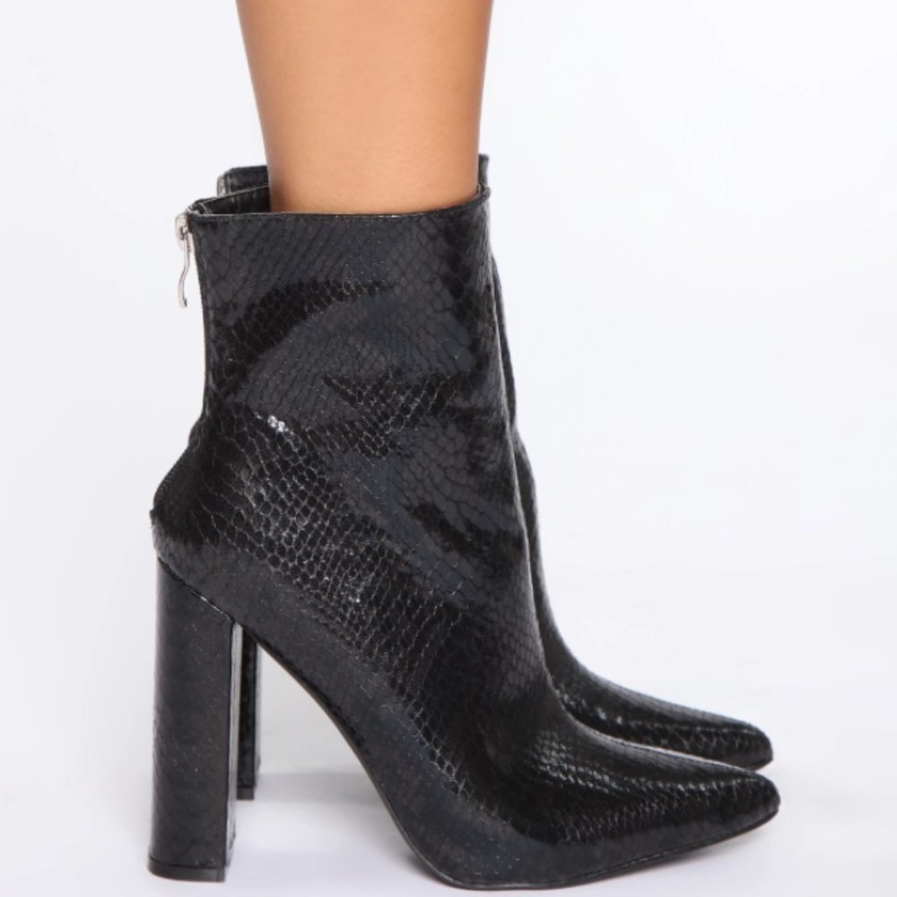 Fashion Nova Black Snakeskin Pointed Toe Ankle Boots Size 6